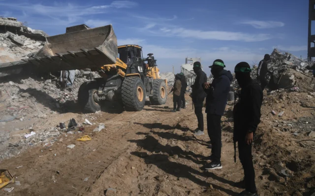 Des terroristes armés du Jihad islamique palestinien et du Hamas recherchant les restes des otages décédés à Beit Lahiya, dans le nord de la bande de Gaza, le 3 décembre 2025. (Crédit : Jehad Alshrafi/AP Photo)