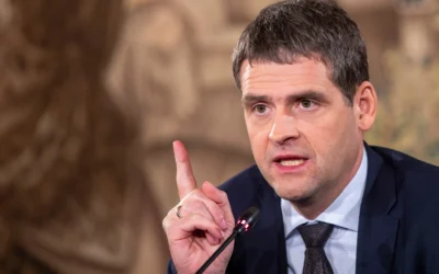 Le chef du parti lituanien Aube sur le Niémen, Remigijus Žemaitaitis, lors d'une conférence de presse après le premier tour des élections législatives lituaniennes, à Vilnius, en Lituanie, le 14 octobre 2024. (Crédit : AP/Mindaugas Kulbis) Le chef du parti lituanien Aube sur le Niémen, Remigijus Žemaitaitis, lors d'une conférence de presse après le premier tour des élections législatives lituaniennes, à Vilnius, en Lituanie, le 14 octobre 2024. (Crédit : AP/Mindaugas Kulbis)