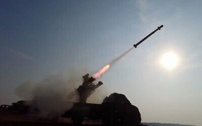 Illustration : Sur une image fournie par Sepahnews, organe du CGRI, un missile est lancé lors d’un exercice militaire dans le golfe Persique et le golfe d’Oman, le 4 décembre 2025. (Crédit : Sepahnews/AP)