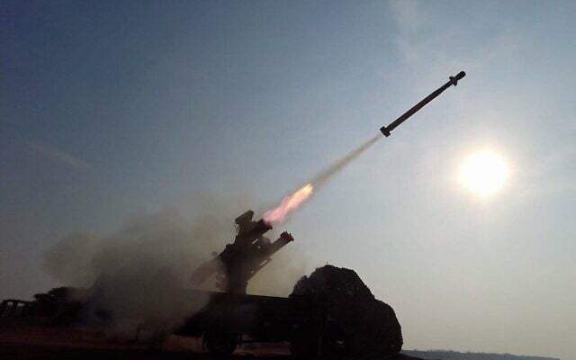 Sur cette image fournie le 4 décembre 2025 par Sepahnews, la branche médias du Corps iranien des gardiens de la révolution islamique, un missile est lancé dans le cadre d'un exercice militaire dans le golfe Persique et le golfe d'Oman. (Crédit : Sepahnews via AP)
