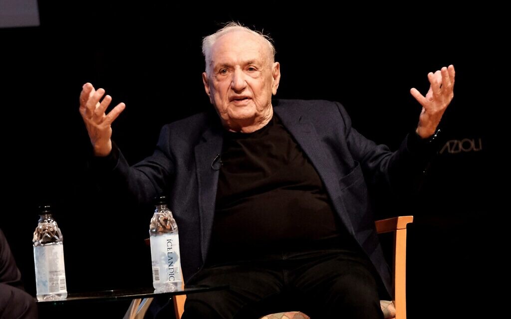 L'architecte Frank Gehry décrit son projet de salle de concert à la Colburn School lors d'une présentation au centre-ville de Los Angeles, le 16 mars 2022. (Crédit : AP Photo/Richard Vogel, Fichier)