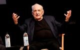 L'architecte Frank Gehry décrit son projet de salle de concert à la Colburn School lors d'une présentation au centre-ville de Los Angeles, le 16 mars 2022. (Crédit : AP Photo/Richard Vogel, Fichier)