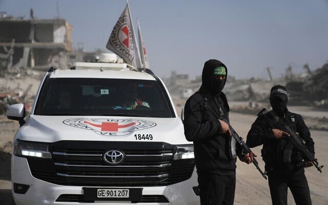 Des terroristes armés du Hamas accompagnés de membres du Comité international de la Croix-Rouge (CICR) se rendant dans le quartier de Zeitoun, à Gaza-City, pour rechercher les restes des otages morts, le 8 décembre 2025. (Crédit : Jehad Alshrafi/AP) Des terroristes armés du Hamas accompagnés de membres du Comité international de la Croix-Rouge (CICR) se rendant dans le quartier de Zeitoun, à Gaza-City, pour rechercher les restes des otages morts, le 8 décembre 2025. (Crédit : Jehad Alshrafi/AP)