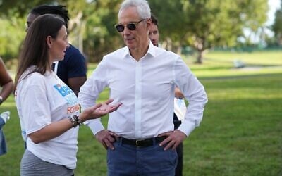 Rahm Emanuel (au centre) participe à un événement en soutien à Eileen Higgins, candidate à la mairie de Miami, à Miami, en Floride, le 8 décembre 2025. (Crédit : AP/Lynne Sladky)