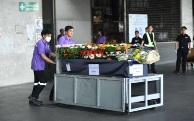 Des employés transportent le cercueil contenant le corps de Sudthisak Rinthalak, un ouvrier thaïlandais qui a été tué et dont le corps a été pris en otage par le Hamas, à son arrivée à l'aéroport international de Suvarnabhumi à Samut Prakarn, en Thaïlande, le 10 décembre 2025. (Crédit : Surakit Kaewmorakot/AP)