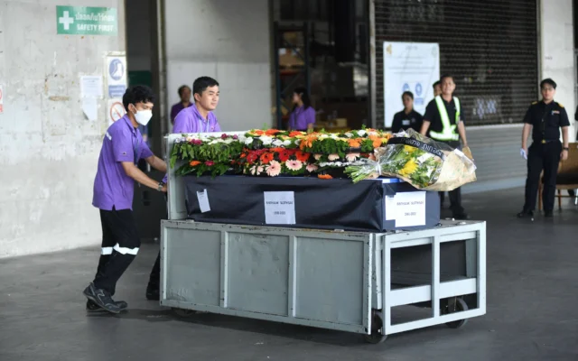 Des employés transportent le cercueil contenant le corps de Sudthisak Rinthalak, un ouvrier thaïlandais qui a été tué et dont le corps a été pris en otage par le Hamas, à son arrivée à l'aéroport international de Suvarnabhumi à Samut Prakarn, en Thaïlande, le 10 décembre 2025. (Crédit : Surakit Kaewmorakot/AP)