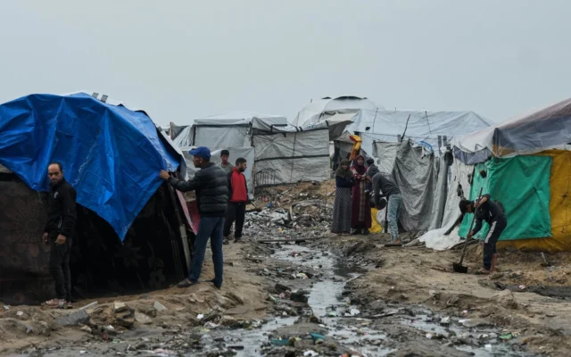 Des Palestiniens déplacés réparent leurs tentes dans un campement sur la plage après une tempête à Gaza-City, mercredi 10 décembre 2025. (Crédit : AP Photo/Jehad Alshrafi)