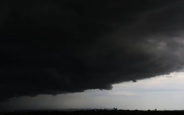 Des nuages orageux s'amoncellent au-dessus de la mer Méditerranée en direction d'une autoroute entre Haïfa et Tel-Aviv, le 10 décembre 2025. (Crédit : AP Photo/Ariel Schalit)