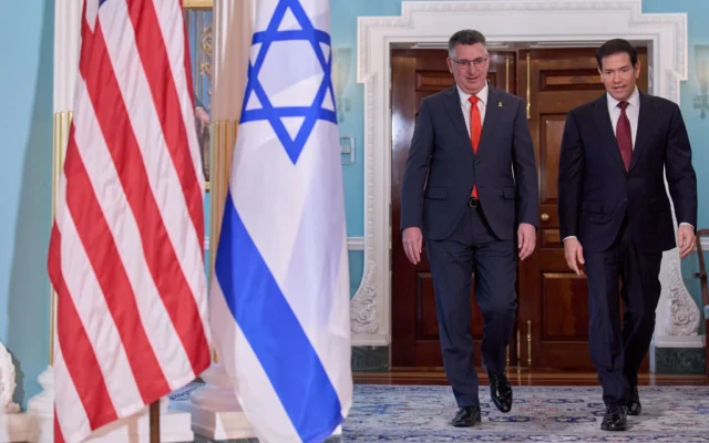 Le secrétaire d'État américain Marco Rubio, à droite, marche aux côtés du ministre israélien des Affaires étrangères Gideon Sa'ar, au département d'État, à Washington, le 10 décembre 2025. (Crédit : AP Photo/Jacquelyn Martin)