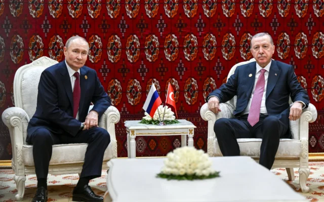 Le président russe Vladimir Poutine (à gauche) et le président turc Recep Tayyip Erdogan lors d’une réunion en marge d’un forum international à Achgabat, au Turkménistan, le 12 décembre 2025. (Crédit : Kristina Kormilitsyna/Sputnik, Kremlin/AP)