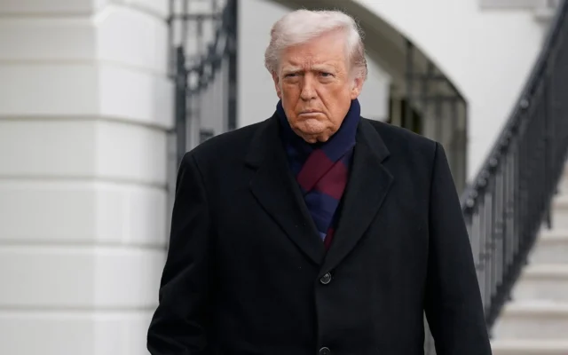 Le président américain Donald Trump s'adresse aux journalistes alors qu'il quitte la pelouse sud de la Maison Blanche, le 13 décembre 2025, à Washington, DC. (Crédit : AP/Jose Luis Magana)