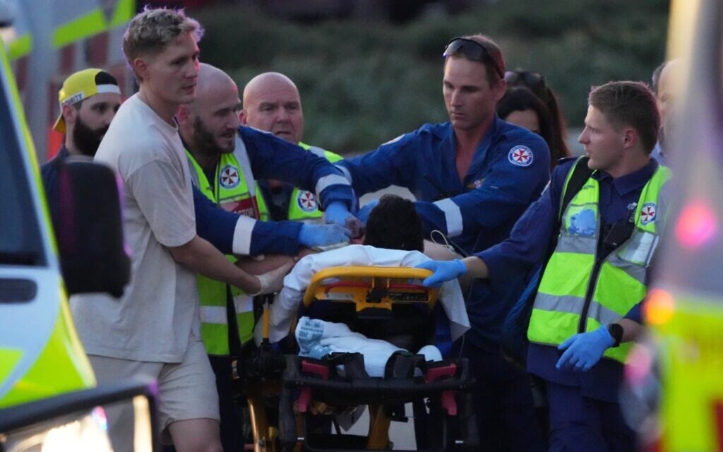 Un blessé sur une civière après une fusillade lors d'un événement de Hanoukka, à Bondi Beach, à Sydney, le 14 décembre 2025. (Crédit : Mark Baker/AP Photo)