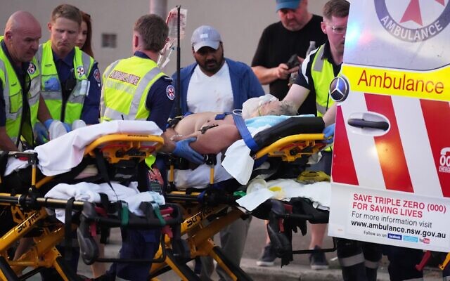 Les secours transportant une personne sur une civière après une fusillade terroriste meurtrière, à Bondi Beach, à Sydney, le 14 décembre 2025. (Crédit : Mark Baker/AP)