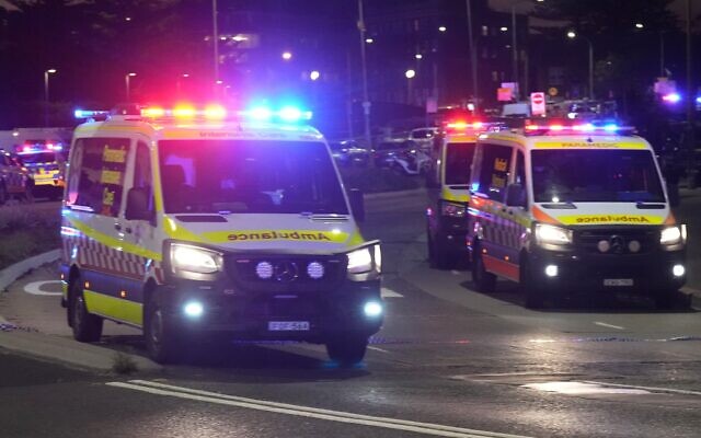 Ambulances près de Bondi Beach peu après les premières informations faisant état d'une fusillade terroriste meurtrière à Sydney, le 14 décembre 2025. (Crédit : AP/Mark Baker)