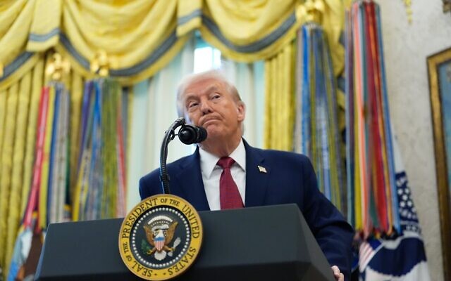 Le président américain Donald Trump s'exprimant lors d'une cérémonie de remise de la médaille de la défense de la frontière mexicaine, dans le Bureau ovale, à la Maison Blanche, à Washington, le 15 décembre 2025. (Crédit : Alex Brandon/AP)