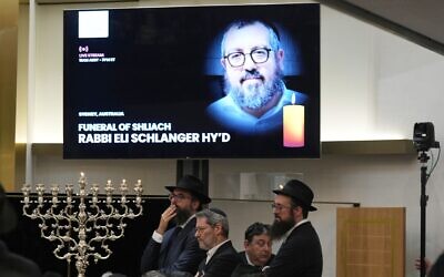 Des proches du rabbin Eli Schlanger, victime de la fusillade terroriste de Bondi Beach réunis pour ses funérailles dans une synagogue, à Sydney, en Australie, le 17 décembre 2025. (Crédit : Mark Baker/Pool/AP Photo)