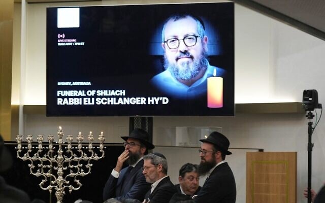 Des proches du rabbin Eli Schlanger, victime de la fusillade terroriste de Bondi Beach réunis pour ses funérailles dans une synagogue, à Sydney, en Australie, le 17 décembre 2025. (Crédit : Mark Baker/Pool/AP Photo)