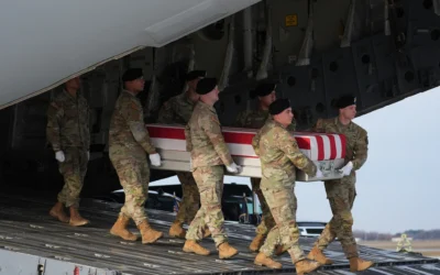 Une équipe de transport de l'armée déplace le cercueil recouvert du drapeau américain contenant la dépouille de l'interprète civil Ayad Mansoor Sakat depuis un avion C-17 lors d'un rapatriement de victimes, le 17 décembre 2025, à la base aérienne de Dover, dans le Delaware. (Crédit : AP Photo/Evan Vucci) Une équipe de transport de l'armée déplace le cercueil recouvert du drapeau américain contenant la dépouille de l'interprète civil Ayad Mansoor Sakat depuis un avion C-17 lors d'un rapatriement de victimes, le 17 décembre 2025, à la base aérienne de Dover, dans le Delaware. (Crédit : AP Photo/Evan Vucci)