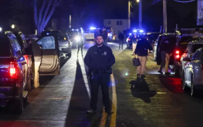 Des agents des forces de l'ordre sont visibles à l'extérieur d'un entrepôt où un suspect dans la fusillade de l'université Brown a été retrouvé mort, le 18 décembre 2025, à Salem, dans le New Hampshire. (Crédit : AP/Reba Saldanha)