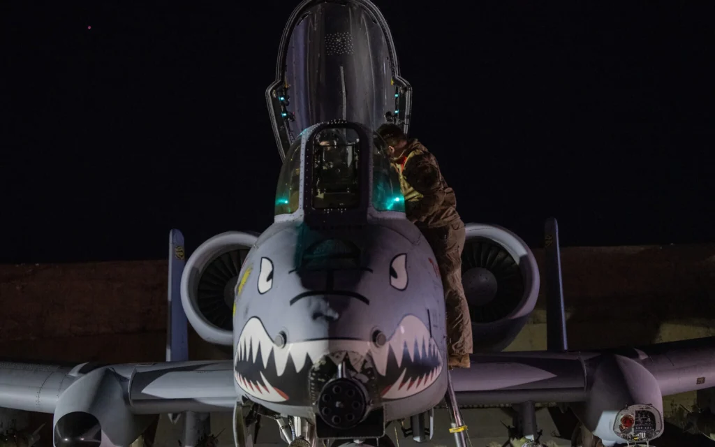 Un aviateur américain prépare un A-10 Thunderbolt II pour un vol depuis une base située dans la zone de responsabilité du Commandement central américain, le 19 décembre 2025, dans le cadre de l'opération Hawkeye Strike contre des cibles de l'État islamique en Syrie. (Crédit :  US Air Force/DVIDS via AP)