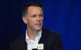 Le Premier ministre de Nouvelle-Galles du Sud, Chris Minns, s'exprime lors d'une cérémonie marquant la Journée nationale de réflexion pour les victimes et les survivants du terrorisme, à Bondi Beach, à Sydney, le 21 décembre 2025. (Crédit : AP Photo/Mark Baker)