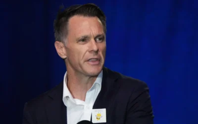 Le Premier ministre de Nouvelle-Galles du Sud, Chris Minns, s'exprime lors d'une cérémonie marquant la Journée nationale de réflexion pour les victimes et les survivants du terrorisme, à Bondi Beach, à Sydney, le 21 décembre 2025. (Crédit : AP Photo/Mark Baker)