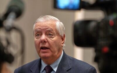 Le sénateur républicain américain Lindsey Graham, de Caroline du Sud, s'adressant aux médias, à Tel Aviv, en Israël, le 21 décembre 2025. (Crédit : Maya Levin/AP)