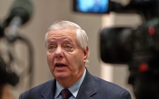 Le sénateur républicain américain Lindsey Graham, de Caroline du Sud, s'adressant aux médias, à Tel Aviv, en Israël, le 21 décembre 2025. (Crédit : Maya Levin/AP)