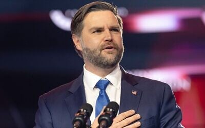 Le vice-président américain JD Vance s'exprime lors de l'AmericaFest 2025 organisé par Turning Point USA, le 21 décembre 2025, à Phoenix. (Crédit : AP Photo/Jon Cherry)