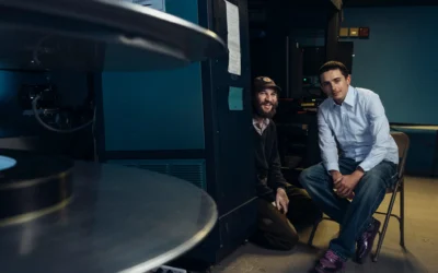 Timothée Chalamet (à droite) et Josh Safdie posent pour un portrait à New York, le 15 décembre 2025. (Crédit : Victoria Will/Invision/AP)