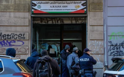 Des policiers inspectent une organisation caritative pro-palestinienne impliquée dans le transfert présumé de millions d'euros au Hamas, à Milan, en Italie, le 27 décembre 2025. (Crédit : Claudio Furlan/LaPresse via AP)