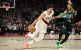 L'ailier des Portland Trail Blazers, Deni Avdija, dribblant vers le panier sous la défense du garde des Boston Celtics, Anfernee Simons (4), lors de la seconde mi-temps d'un match de basket-ball de la NBA, à Portland, dans l'Oregon, le 28 décembre 2025. (Crédit : Amanda Loman/AP Photo)