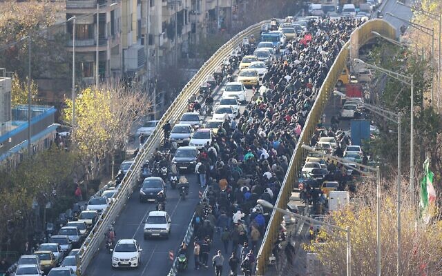 Illustration : Des manifestants marchant dans le centre-ville de Téhéran, en Iran, le 29 décembre 2025. (Crédit : Agence de presse Fars via AP)