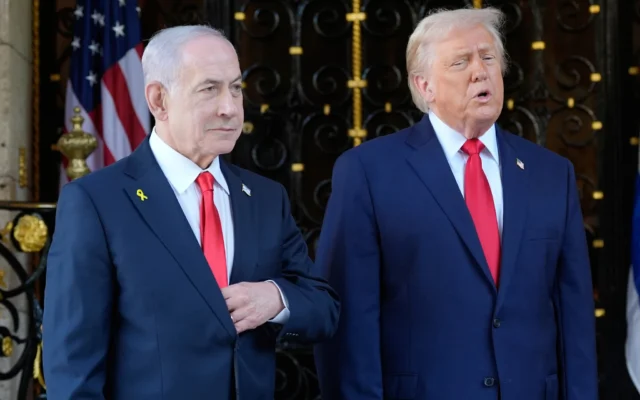 Le président américain Donald Trump salue le Premier ministre Benjamin Netanyahu, à Mar-a-Lago, à Palm Beach, en Floride, le 29 décembre 2025. (Crédit : Alex Brandon/AP)