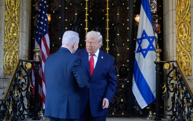 Le président américain Donald Trump salue le Premier ministre Benjamin Netanyahu dans son club de Mar-a-Lago, le 29 décembre 2025, à Palm Beach, en Floride. (Crédit : Photo AP/Alex Brandon)