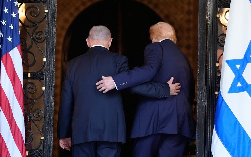 Le président américain Donald Trump et le Premier ministre Benjamin Netanyahu entrant dans le complexe de Mar-a-Lago, à Palm Beach, en Floride, le 29 décembre 2025. (Crédit : Alex Brandon/AP)