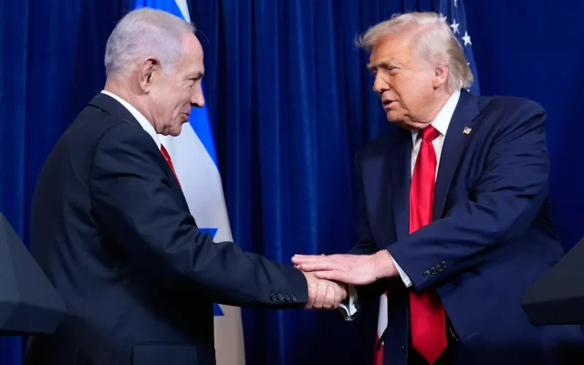 Le président américain Donald Trump (à droite) serrant la main du Premier ministre Benjamin Netanyahu lors d'une conférence de presse conjointe, à Mar-a-Lago, à Palm Beach, en Floride, le 29 décembre 2025. (Crédit : Alex Brandon/AP)