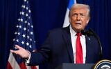 Le président américain Donald Trump s'exprimant lors d'une conférence de presse conjointe avec le Premier ministre Benjamin Netanyahu, à Mar-a-Lago, à Palm Beach, en Floride, le 29 décembre 2025. (Crédit : Alex Brandon/AP)