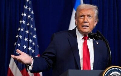 Le président américain Donald Trump s'exprimant lors d'une conférence de presse conjointe avec le Premier ministre Benjamin Netanyahu, à Mar-a-Lago, à Palm Beach, en Floride, le 29 décembre 2025. (Crédit : Alex Brandon/AP)