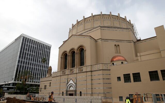 Un ouvrier du bâtiment passe devant le Wilshire Boulevard Temple, à Los Angeles, le 23 janvier 2013. (Crédit : Jae C. Hong/AP)