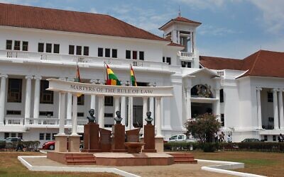 Le drapeau national du Ghana, au centre, flotte devant le bâtiment de la Cour suprême dans la ville d'Accra, au Ghana, le 6 octobre 2015. (Crédit : AP Photo/Christian Thompson) Le drapeau national du Ghana, au centre, flotte devant le bâtiment de la Cour suprême dans la ville d'Accra, au Ghana, le 6 octobre 2015. (Crédit : AP Photo/Christian Thompson)