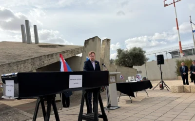 Josh Lawson, qui s'occupe depuis deux ans des questions relatives aux familles des otages pour le cabinet du Premier ministre, lors d'une cérémonie en l'honneur de l'ancien otage assassiné Sudthisak Rinthalak, avant que son corps ne soit rapatrié en Thaïlande le 9 décembre 2025. (Crédit : Jessica Steinberg/Times of Israel)
