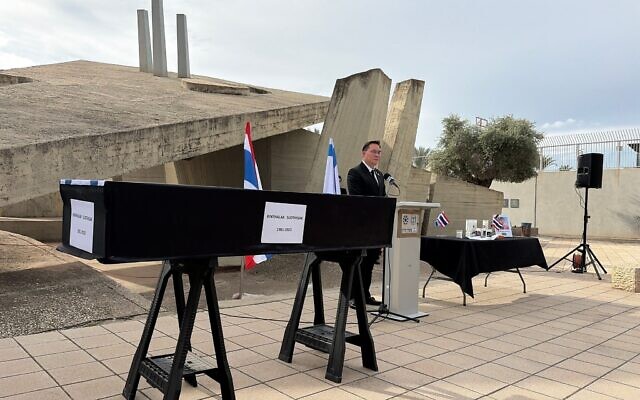 L'ambassadeur thaïlandais en Israël, Boonyarit Vichienpuntu, prenant la parole lors de la cérémonie en hommage à l'otage assassiné, Sudthisak Rinthalak, avant le rapatriement de son corps en Thaïlande, le 9 décembre 2025. (Crédit : Jessica Steinberg/Times of Israel) L'ambassadeur thaïlandais en Israël, Boonyarit Vichienpuntu, prenant la parole lors de la cérémonie en hommage à l'otage assassiné, Sudthisak Rinthalak, avant le rapatriement de son corps en Thaïlande, le 9 décembre 2025. (Crédit : Jessica Steinberg/Times of Israel)