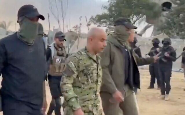 Ghassan al-Dahini, le nouveau commandant de la milice anti-Hamas, Abu Shabab, inspectant ses troupes dans une vidéo diffusée le 5 décembre 2025. (Crédit : Capture d'écran X)