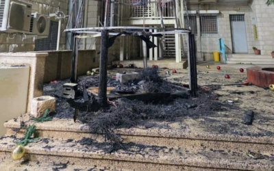 Un sapin de Noël et une crèche incendiés dans l'Église du Saint-Rédempteur, à Jénine, le 22 décembre 2025. (Crédit : Ambassade d'Israël en France/X)