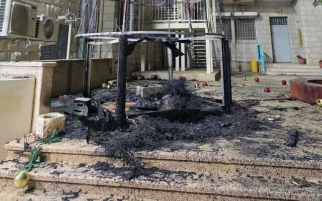Un sapin de Noël et une crèche incendiés dans l'Église du Saint-Rédempteur, à Jénine, le 22 décembre 2025. (Crédit : Ambassade d'Israël en France/X) Un sapin de Noël et une crèche incendiés dans l'Église du Saint-Rédempteur, à Jénine, le 22 décembre 2025. (Crédit : Ambassade d'Israël en France/X)