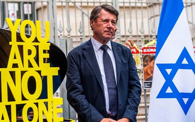 Le maire de Nice, Christian Estrosi, lors d'un rassemblement en hommage aux victimes du 7 octobre et en soutien aux otages, au Palais de Justice de Nice, le 23 juin 2024. (Crédit : Philippe Viglietti)