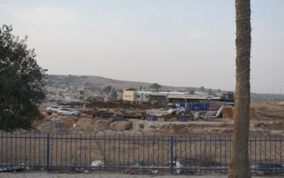Illustration : Vue depuis la route principale de Lakiya, une ville bédouine du sud d'Israël, le 24 novembre 2025. (Crédit : Charlie Summers/Times of Israel)