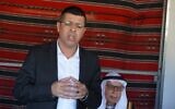 Le député Raam Waleed Alhawashleh s'adresse aux journalistes à Tarabin al-Sana, un village bédouin soumis à une descente de police qui a duré plusieurs jours, le 31 décembre 2025. (Crédit : Charlie Summers/Times of Israel)