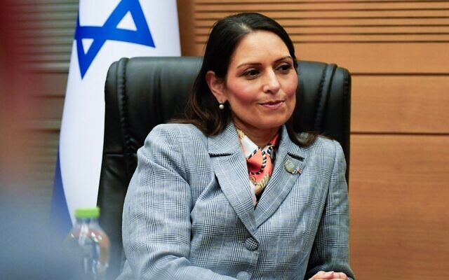 La ministre britannique des Affaires étrangères du cabinet fantôme, Priti Patel, s'adresse au Times of Israel à la Knesset, le 25 novembre 2025. (Crédit : Bureau de Priti Patel)